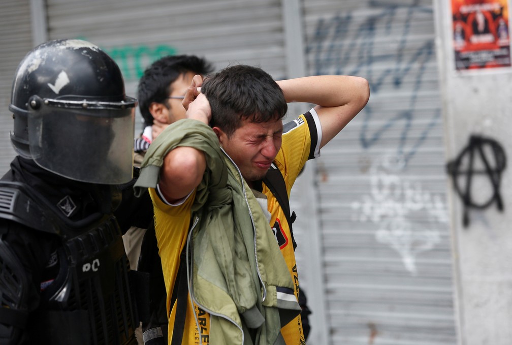 Polícia prende manifestante no Equador nesta sexta-feira (4), um dia depois de o governo decretar "estado de exceção" — Foto: Daniel Tapia/Reuters