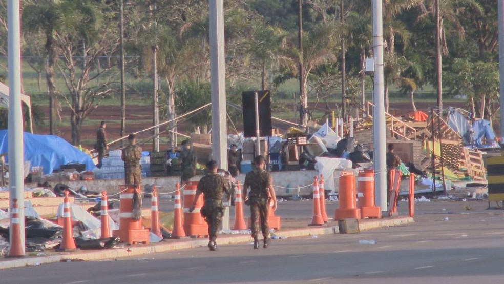 Bolsonaristas deixaram muito lixo na praça onde ficava acampamento, em Brasília — Foto: TV Globo/Reprodução