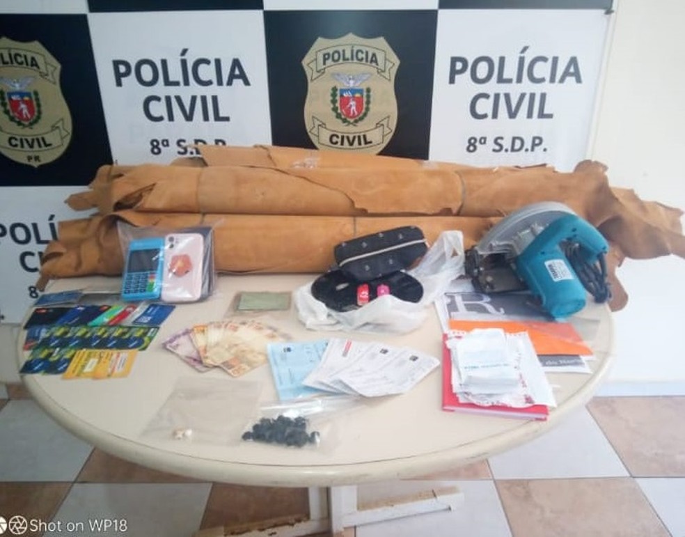 Vários objetos e materiais ilícitos foram apreendido pela polícia — Foto: Polícia Civil/divulgação