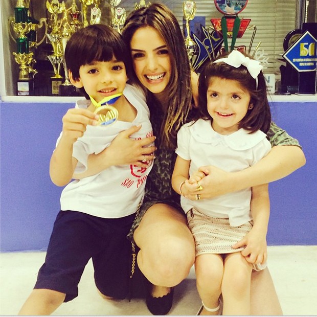 Carol Celico com os filhos Luca e Isabella (Foto: Reprodução / Instagram)