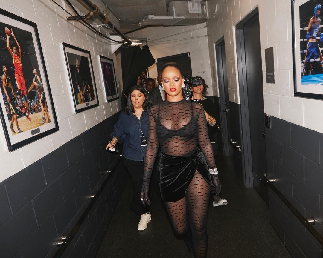 Rihanna nos bastidores do desfile-show (Foto: Instagram)