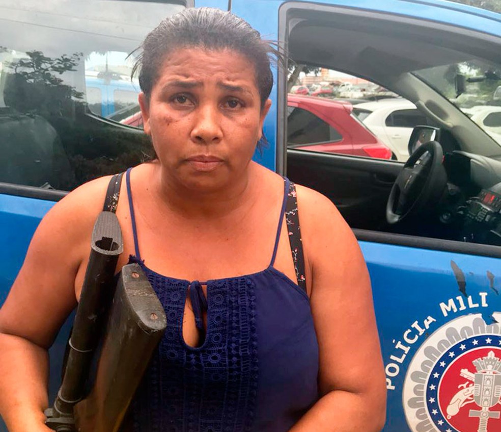 Mulher foi presa com armas e munições (Foto: Divulgação/SSP-BA)