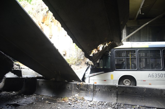 Para a prefeitura, foi o lixo despejado por um empresário que provocou o desabamento no túnel
