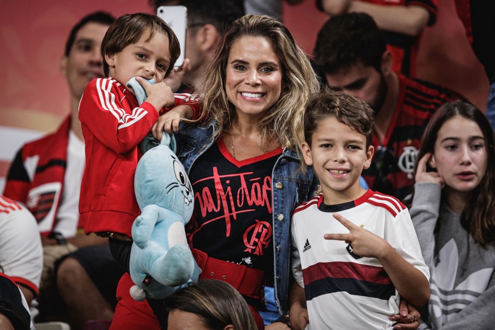 Bruna, esposa de Diego, e os dois filhos na partida entre Flamengo e Al Hilal &mdash; Foto: Pedro Martins / Foto FC