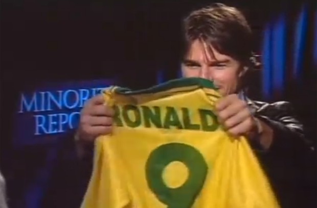 Tom Cruise com a camisa do Brasil dada por Patrícia Poeta (Foto: Reprodução/Globoplay)