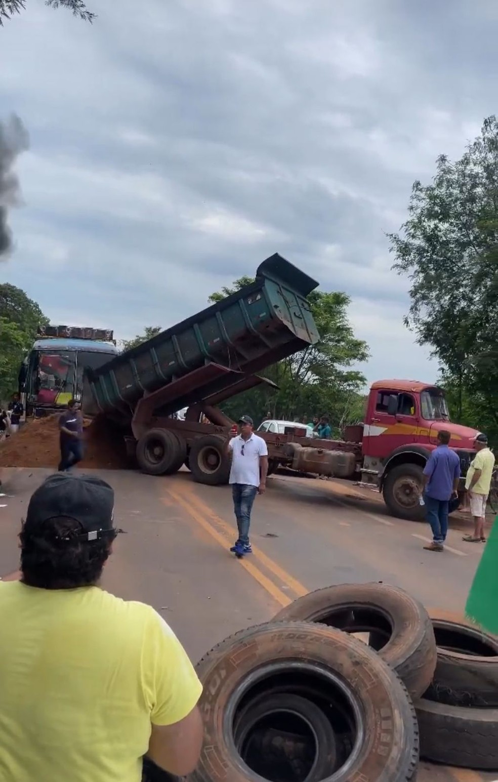 Manifestantes jogam areia para bloquear a rodovia em Barra do Bugres.  — Foto: Reprodução 