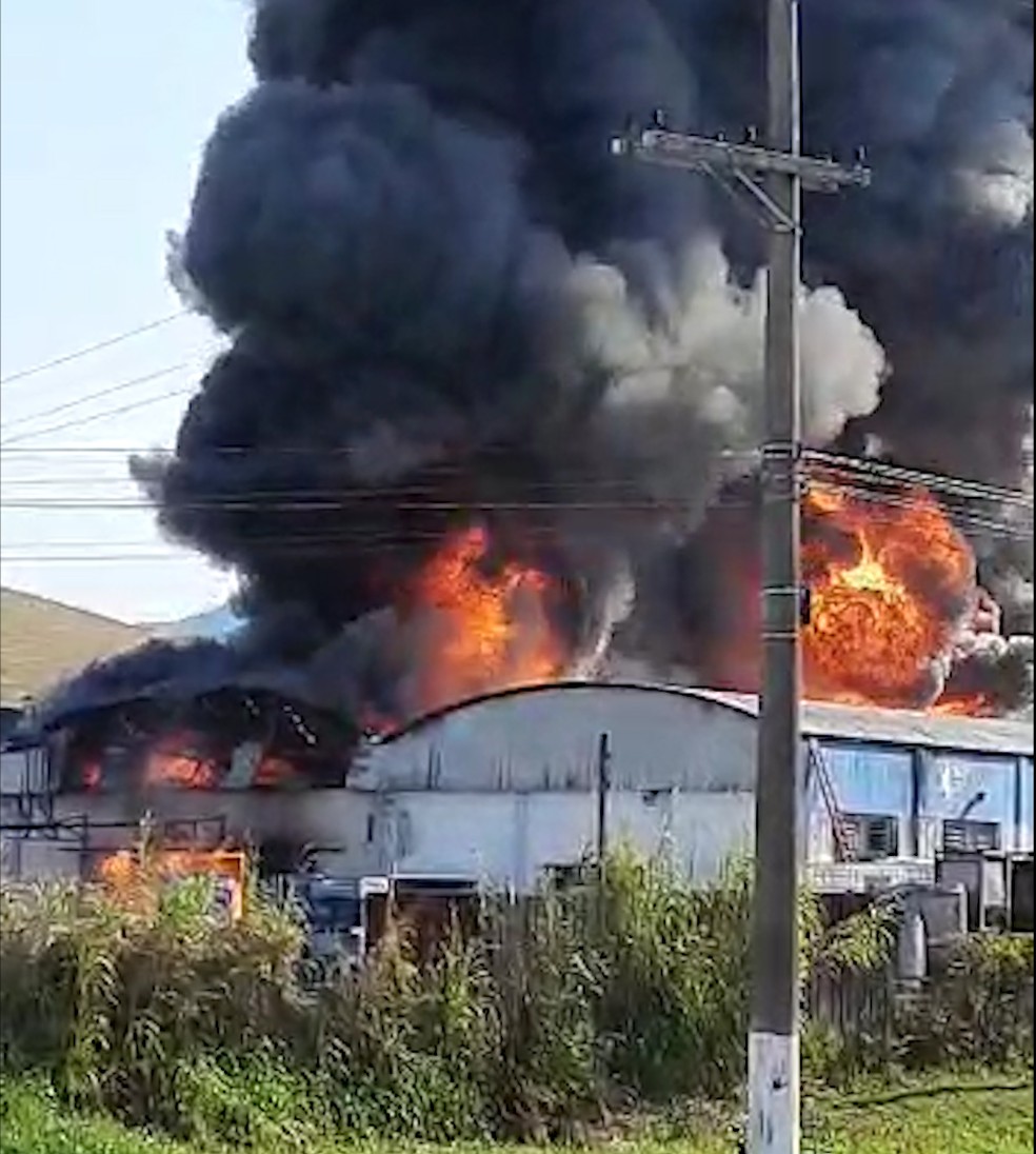  Incêndio atinge galpão em Piquete — Foto: Ricardo Uchoas