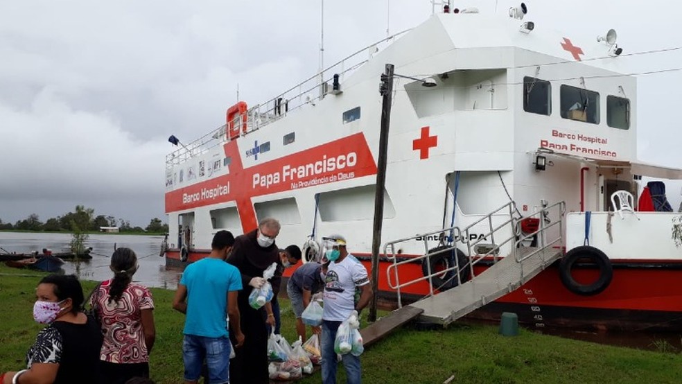 Atendimentos de saúde feitos pelas equipes do Barco-Hospital Papa Francisco  — Foto: Diocese de Óbidos/Divulgação