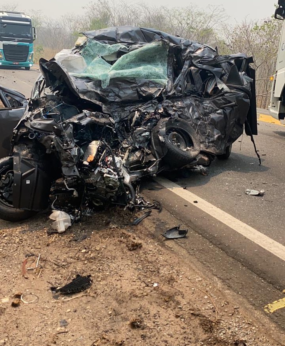 Carro da família ficou destruído — Foto: Divulgação