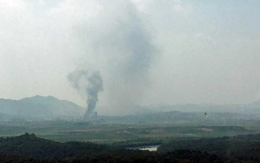Fumaça do Complexo Industrial Kaesong, em imagem feita do lado sul em Paju, na Coreia do Sul — Foto: Reuters