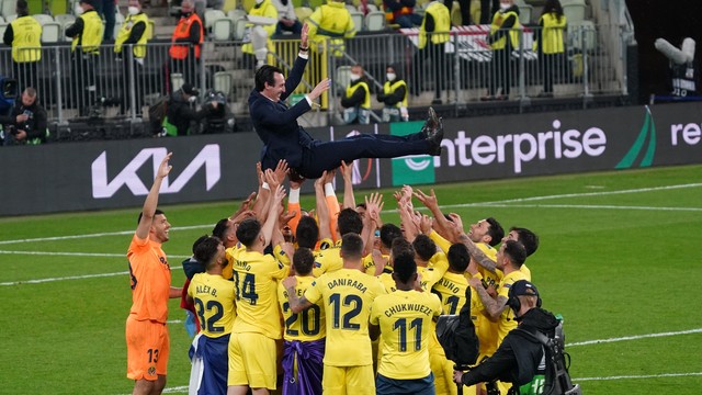 Jogadores do Villarreal jogam o técnico Unai Emery para o alto na festa do título