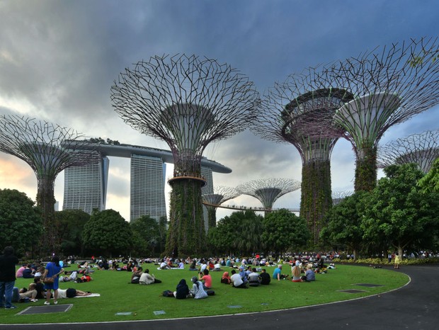 Singapore: overview of the parks with the Supertrees in the Gardens by the Bay. Tourists on the lawns under a stormy sky. Supertree grove. (Photo by: Rambaud /Alpaca /Andia/Universal Images Group via Getty Images) (Foto: Andia/Universal Images Group via)