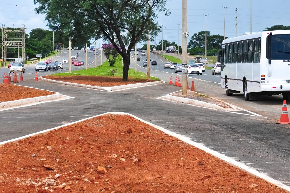 Mudança no traçado da EPTG inverte circuito de linhas de ônibus e libera faixa exclusiva para carros de passeio — Foto: Acácio Pinheiro/Agência Brasília