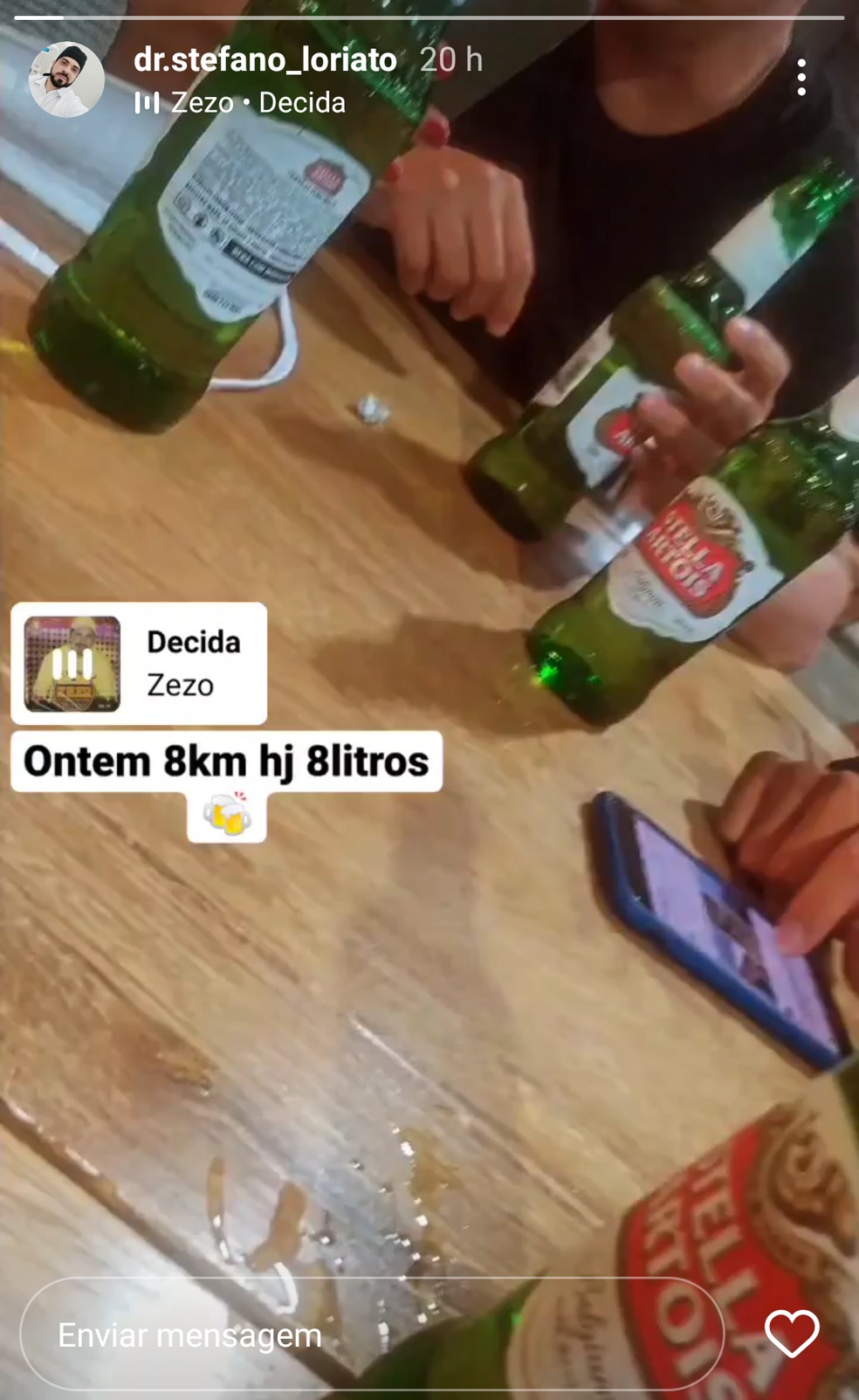 Militar postou em uma mesa com algumas garrafas de cerveja horas antes do acidente — Foto: Reprodução