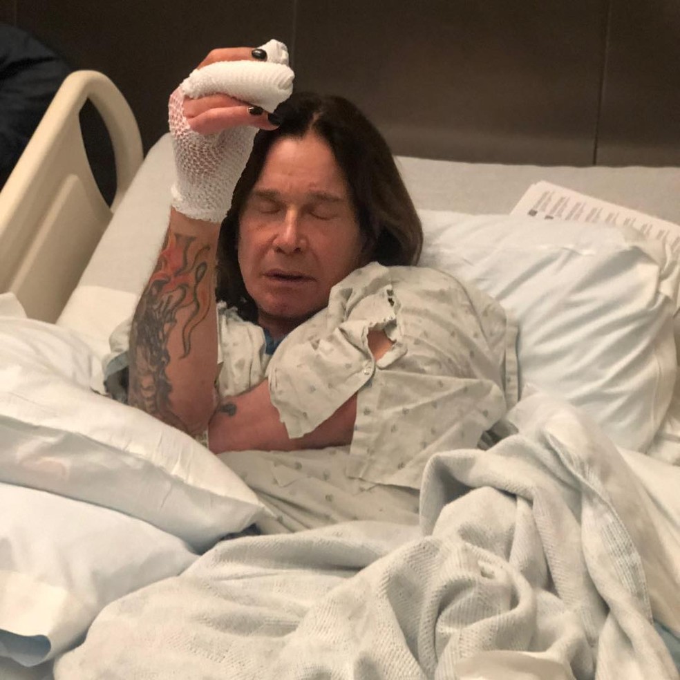Ozzy Osbourne passa por cirurgia em mão após infecção  — Foto: Reprodução/Youtube