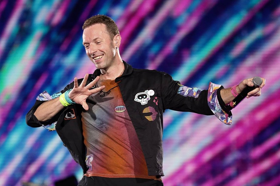 Chris Martin em show do Coldplay no Estádio Nilton Santos (Engenhão), no Rio de Janeiro, em 25 de março de 2023