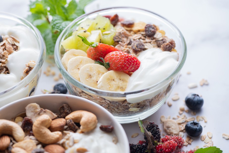Entre os alimentos que ajudam a ter uma boa noite de sono estão o iogurte, a banana, o kiwi e as oleaginosas