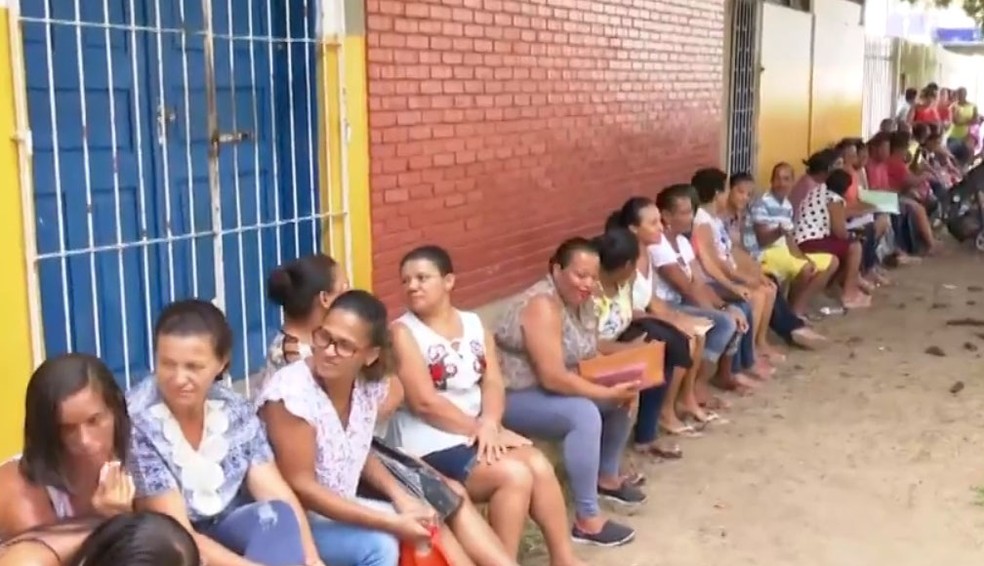 Longas filas foram formadas também em Itabuna, no sul da Bahia, nesta terça-feira (21).  — Foto: Reprodução / TV Bahia