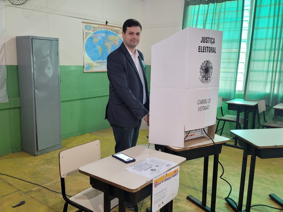 Cabo Tristão vota em Juiz de Fora — Foto: Ester Vallim/TV Integração