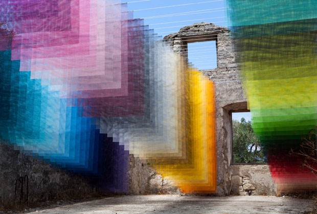Instalação fascinante usa cores em ruína (Foto: Reprodução/Divulgação)