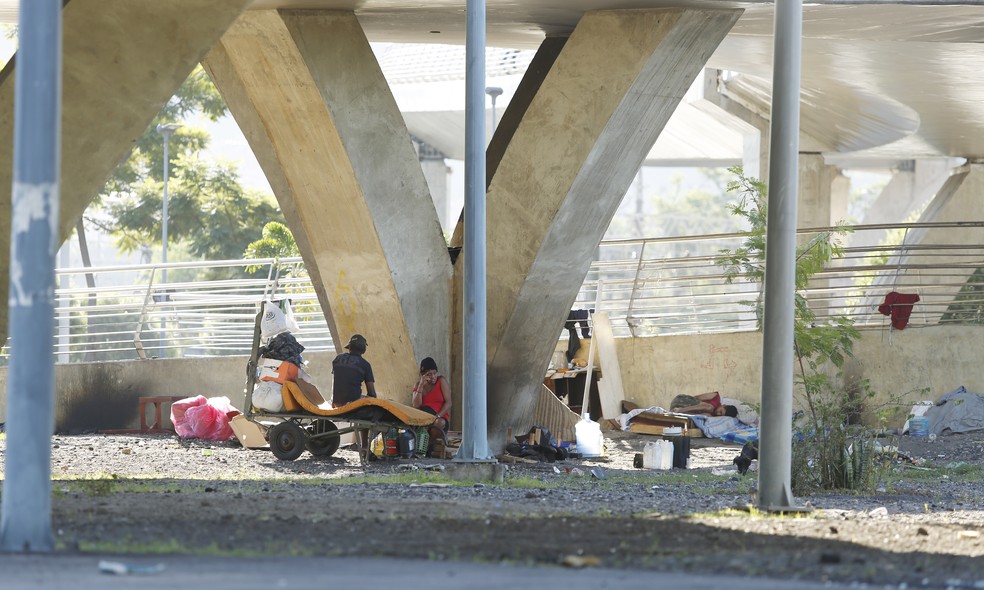 Rampas de acesso ao metrô e trem são locais onde mais acontecem assaltos perto do Maracanã (Foto: Marcos Serra Lima/ G1)