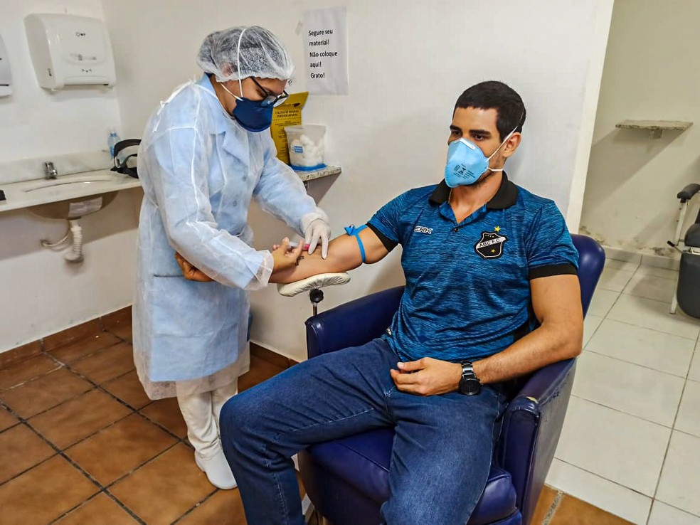 Profissionais de comissão técnica e do departamento médico também fazem o teste para a Covid-19 — Foto: Leonardo Pessoa/ABC