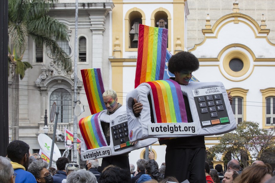 Manifestantes apoiam candidaturas LGBTQIAP+ nas eleições durante ato pela democracia em São Paulo, no 11 de agosto de 2022