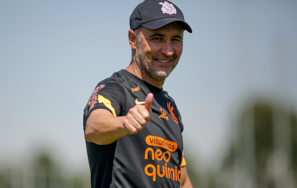 Vítor Pereira chega a dez jogos no Corinthians com média melhor do que a de antecessores