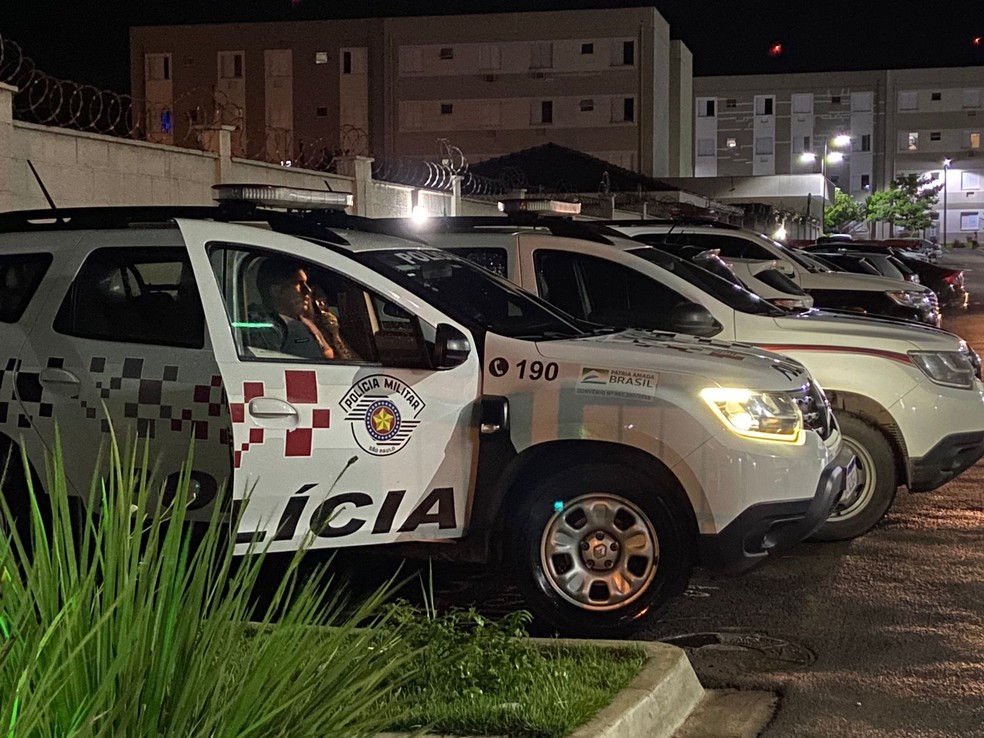 Viaturas policiais em frente a condomínio onde ocorreu feminicídio em Piracicaba — Foto: Edijan Del Santo/ EPTV