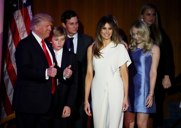 Donald Trump com Melania Trump (de macacão Ralph Lauren) e Barron Trump, Jared Kushner e Tiffany Trump (Foto: Getty Images)