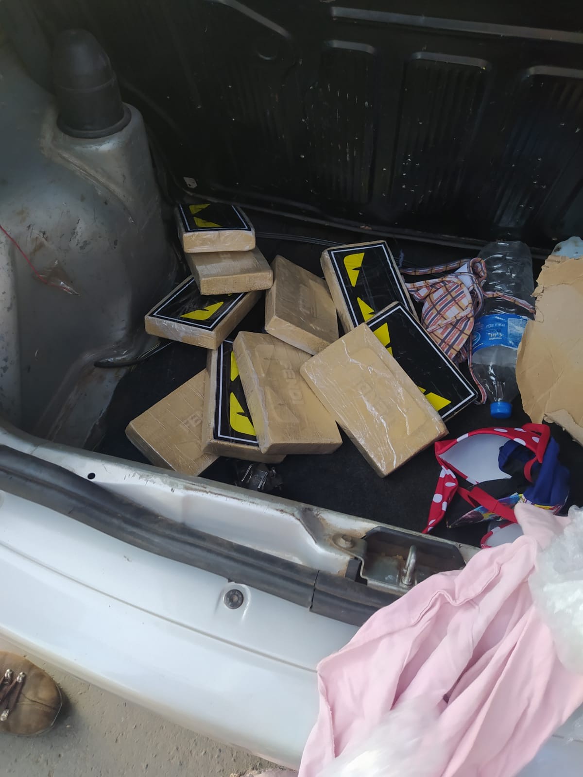 Motorista é preso transportando 10 barras de cocaína no porta-malas de carro, em Montes Claros