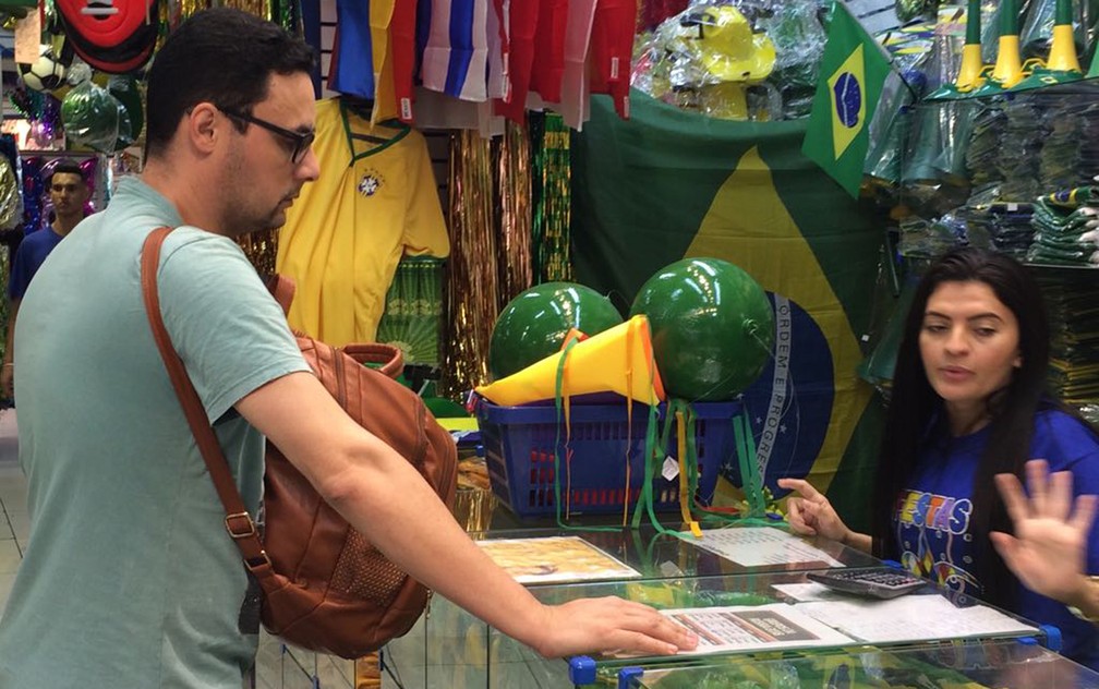 Bruno Ferrari comprou produtos balÃµes verdes porque faz festa junina em escola de samba que tem a cor como tema  (Foto: Roney Domingos/ G1)