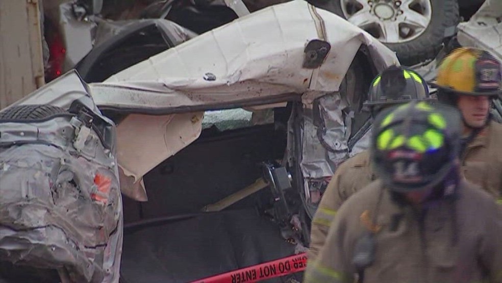 Carros ficaram bastante danificados após engavetamento no Texas (EUA) nesta quinta-feira (11) — Foto: NBC