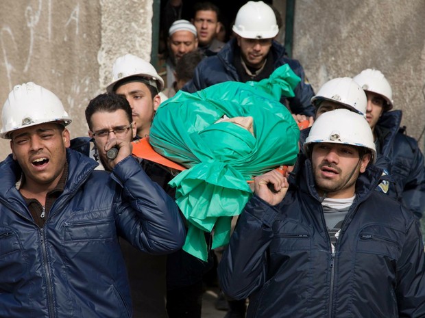 Grupo de voluntários Defesa Civil Síria foi um dos vencedores no Nobel Alternativo (Foto: Feras Domy/AP)