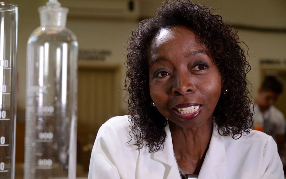 Joana coleciona prêmios por pesquisas  sobre resíduos que afetam a natureza — Foto: ETEC/Divulgação