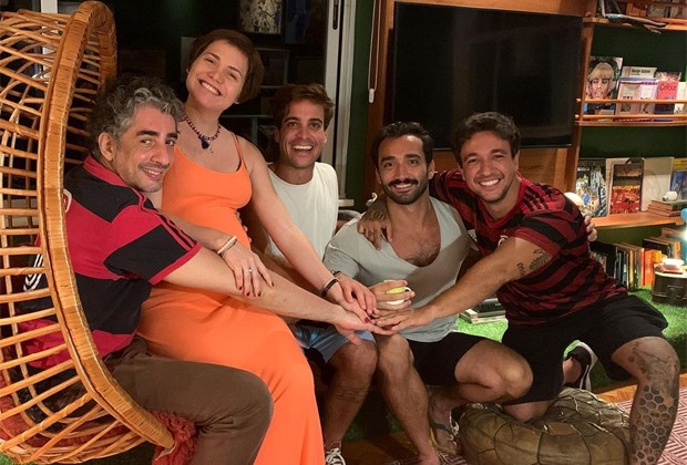 No colo do marido, Michel Melamed, Letícia Colin curte festa com amigos (Foto: Reprodução/Instagram)
