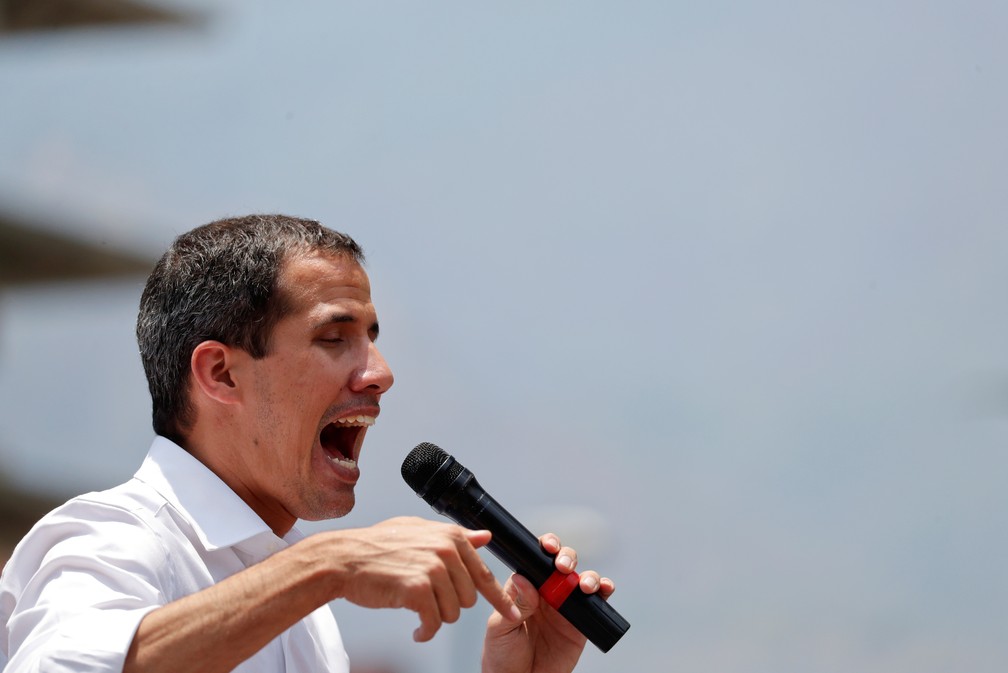 Juan Guaidó discursa em Caracas nesta quarta-feira (1º) — Foto: Carlos Garcia Rawlins/Reuters