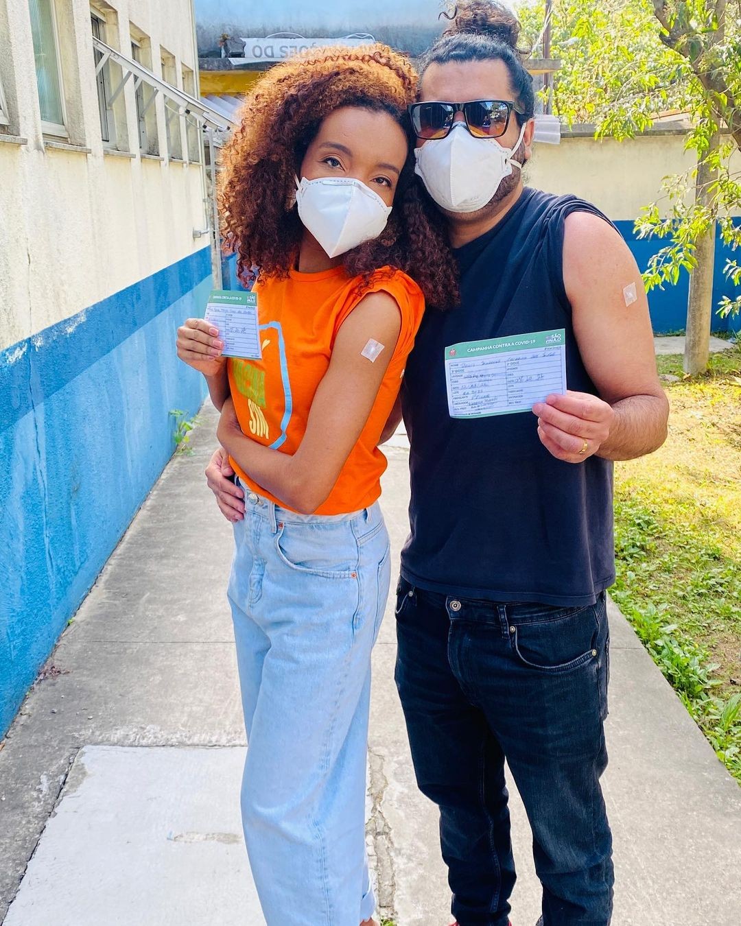 Thelminha e o marido, Denis, são vacinados em SP (Foto: Reprodução/Instagram)