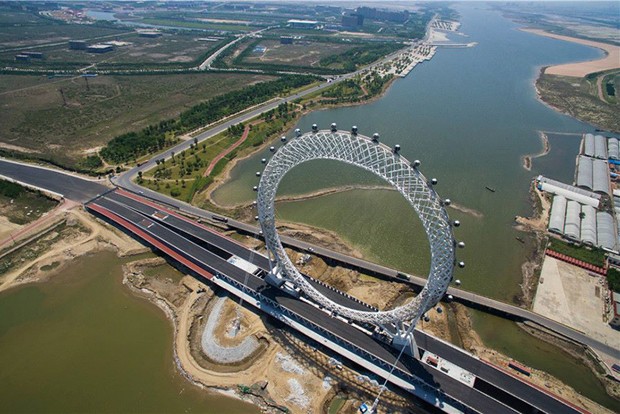 China inaugura a maior roda gigante do mundo sem aros centrais (Foto: © xinhua)
