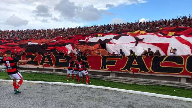 Jogadores do Campinense comemoram co a torcida o gol da vitÃ³ria sobre o Treze