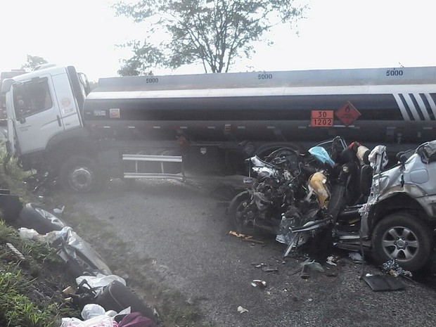 Colisão entre caminhão-tanque e caminhonete de luxo deixou 8 mortos, em Pernambuco (Foto: Pedro Jefferson/TV Asa Branca)