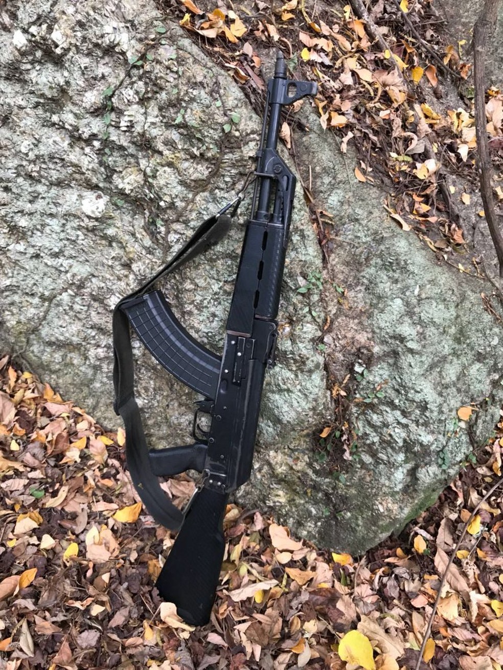 Fuzil AK-47 apreendido na mata da Rocinha (Foto: Divulgação/PMERJ)