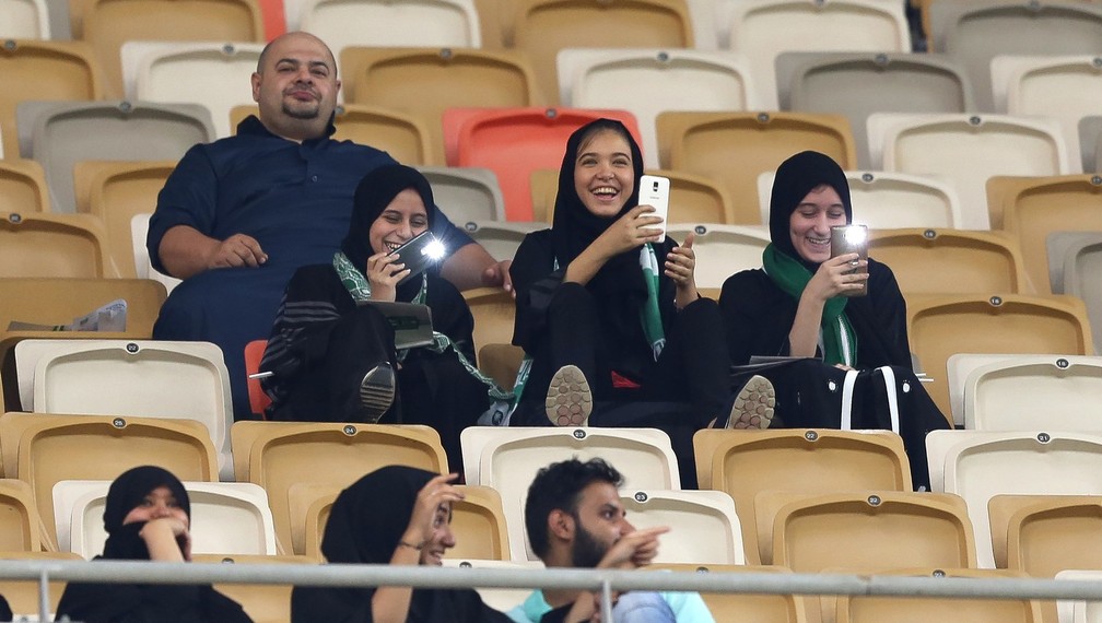 12 de janeiro â Mulheres assistem Ã  partida de futebol entre entre Al Ahli e Al Batin pela 17Âª rodada do Campeonato Saudita no estÃ¡dio Rei Abdullah, na cidade de Jeddah. Foi o 1Âº jogo a ter presenÃ§a de mulheres nas arquibancadas, depois de autorizaÃ§Ã£o dada pelo governo no paÃ­s com diversas leis estabelecidas pela fÃ© islÃ¢mica â Foto: Stringer/AFP