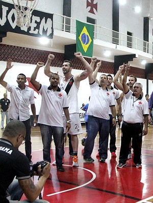Vascaínos festejam a vitória sobre o Botafogo com a torcida  (Foto: Paulo Fernandes/Vasco.com.br)