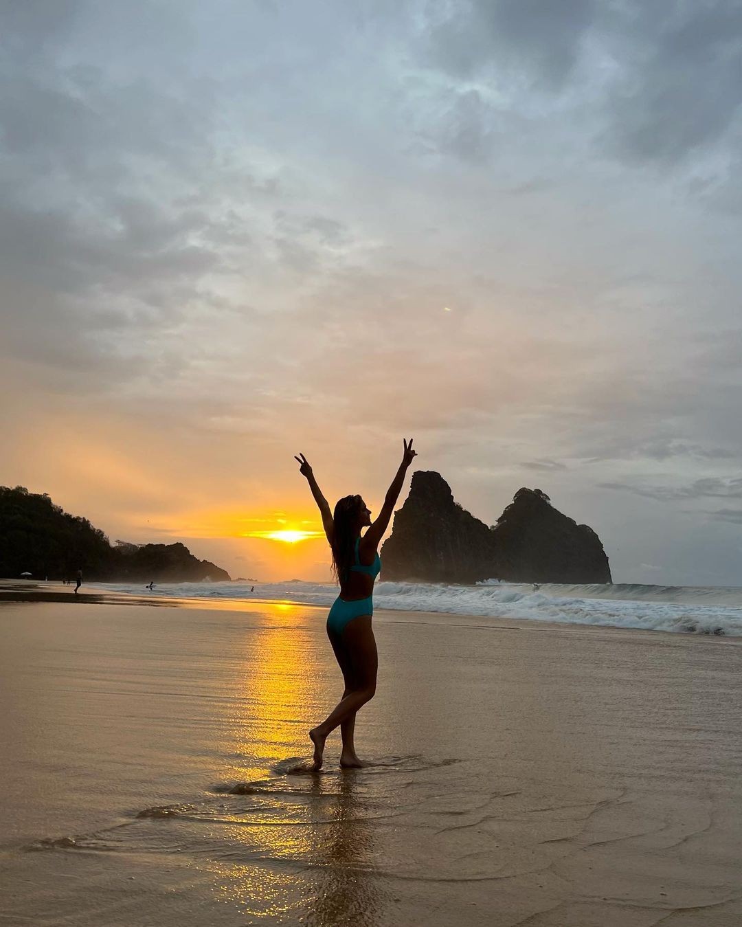 A atriz posa na praia de Fernando de Noronha (Foto: Reprodução Instagram)