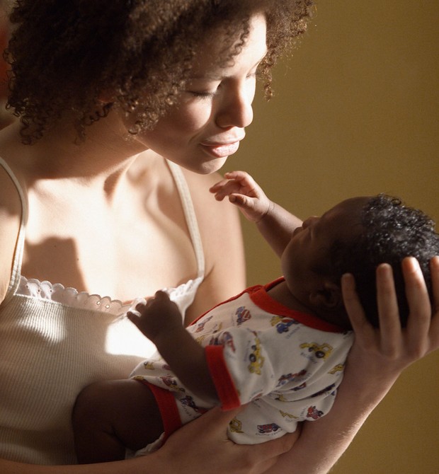 Mãe segura o bebê  (Foto: Thinkstock)