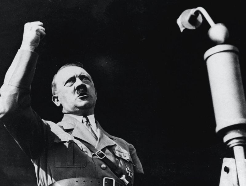 Em 1949, o governo da então Alemanha Ocidental baniu legalmente o uso de símbolos, linguagem e propagandas nazistas (Foto: Getty Images via BBC News)