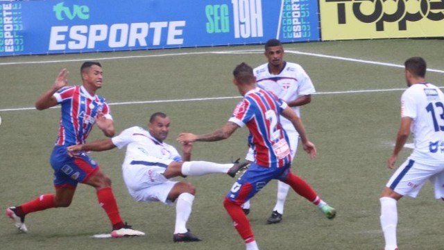 Diones faz o primeiro gol do Bahia de Feira no Campeonato Baiano