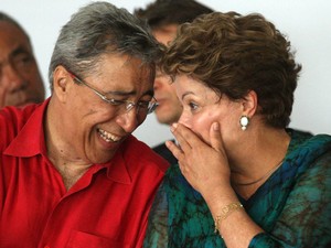 Janeiro de 2013 - O governador de Sergipe, Marcelo Deda, e a presidente Dilma Rousseff conversam durante cerimônia de inauguração do Parque Eólico Barra dos Coqueiros, em Aracaju (Foto: André Dusek/Estadão Conteúdo/Arquivo)