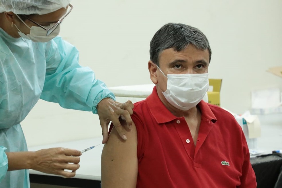 Governador Wellington Dias recebe a segunda dose da vacina contra a Covid-19 — Foto: Divulgação/Ccom